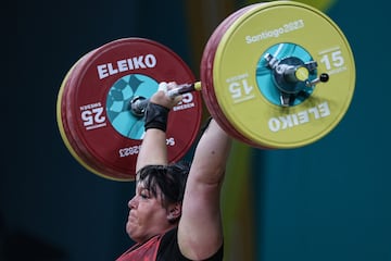 Mary Theisen-Lappin, de Estados Unidos, compite en la categoría de +81Kg en el Gimnasio Chimkowe, pabellón destinado a la halterofilia en los Juegos Panamericanos disputados en Santiago de Chile.