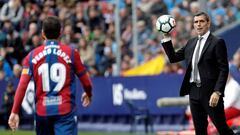 Juan Ram&oacute;n Mu&ntilde;iz, durante un partido al frente del Levante.