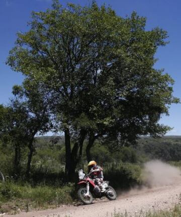 La piloto española Laia Sanz del equipo Team HRC en acción durante la duodécima etapa del rally Dakar 2015, el 16 de enero de 2015, entre las localidades de Termas de Rio Hondo y Rosario, Argentina. El Dakar 2015 tiene lugar entre el 3 y el 17 de enero y se disputa en Argentina, Chile y Bolivia. 