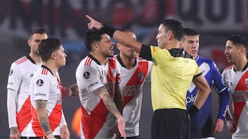 AMDEP2888. BUENOS AIRES (ARGENTINA), 06/07/2022.- Jugadores de River discuten con el árbitro Roberto Tobar hoy, en un partido de la Copa Libertadores entre River Plate y Vélez en el estadio Monumental en Buenos Aires (Argentina). EFE/Juan Ignacio Roncoroni
