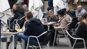 Varias personas en la terraza de una bar, a 4 de diciembre de 2023, en Madrid (España). Royal Bliss ha impulsado un estudio que refleja que el 79% de los jóvenes madrileños encuestados prefiere socializar en un bar, una cafetería o un restaurante. El momento preferido según el estudio es durante el ‘tardeo’ cuando las consumiciones en bares y pubs asciende a 30,7 millones y en las cafeterías a 11,6 millones
04 DICIEMBRE 2023;BARES;RESTAURANTES;TERRAZA;CONSUMO;ALCOHOL;TARDEO;
Eduardo Parra / Europa Press
04/12/2023