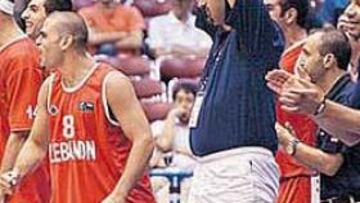 <b>EUFORIA DESATADA. </b>El banquillo libanés celebra la victoria ante Venezuela al final del encuentro.