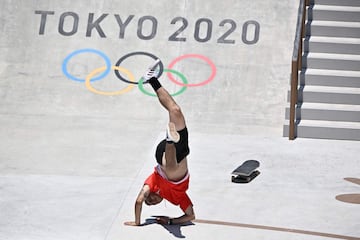 El peruano Angelo Caro hizo so?ar a todo Per¨² con su actuaci¨®n en la final de Skate Street Masculino en los Juegos Ol¨ªmpicos de Tokio 2020. Especialmente cuando empez¨® el Best Trick con el primer 9 de la final y el tercero incluyendo las clasificatorias. Pero luego tuvo algunos fallos y ca¨ªdas espectaculares como la de la foto. Ni la remontada final con un 540 Flip a Lipslide le vali¨® para meterse en el podio, pero s¨ª para cerrar el Top5 en el debut ol¨ªmpico del skate.