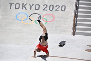 El peruano Angelo Caro hizo soñar a todo Perú con su actuación en la final de Skate Street Masculino en los Juegos Olímpicos de Tokio 2020. Especialmente cuando empezó el Best Trick con el primer 9 de la final y el tercero incluyendo las clasificatorias. Pero luego tuvo algunos fallos y caídas espectaculares como la de la foto. Ni la remontada final con un 540 Flip a Lipslide le valió para meterse en el podio, pero sí para cerrar el Top5 en el debut olímpico del skate.