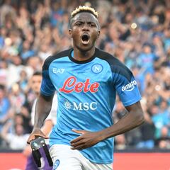 Osimhen vuela a París y desata los rumores