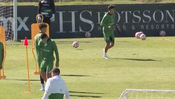 En uno de los entrenamientos previos al último partido del 10 con León, se pudo ver al colombiano incómodo por el mal remate de uno de los jugadores del club.