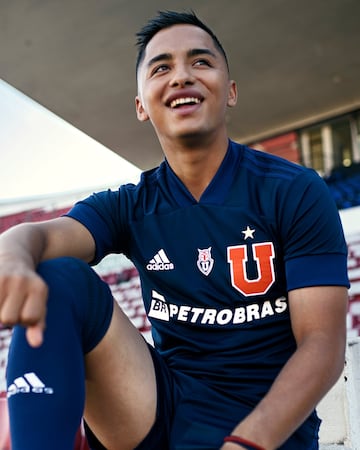 Integrantes de los equipos femenino y masculino dieron a conocer la nueva camiseta de Universidad de Chile con miras a la próxima temporada.