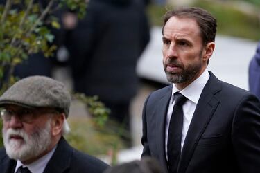 El técnico de fútbol de Inglaterra, Gareth Southgate, llega al funeral.



 