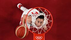 TOPSHOT - Spain's Silvia Dominguez looks at the basket in the women's quarter-final basketball match between Spain and France during the Tokyo 2020 Olympic Games at the Saitama Super Arena in Saitama on August 4, 2021. (Photo by Aris MESSINIS / POOL / AFP)