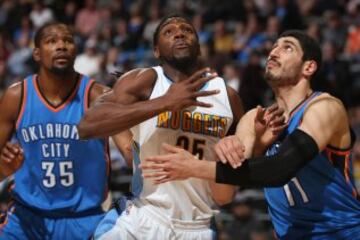 Kenneth Faried de los  Nuggets entre Kevin Durant y Enes Kanter.