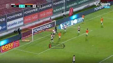 El tercer gol de Banfield retrató a Pinola en carrera y luego la acción la terminaron de manera desastrosa para encajar ante la incredulidad de Gallardo.
