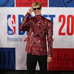 Watch: The internet is trolling Gradey Dick for his shiny red suit at NBA Draft