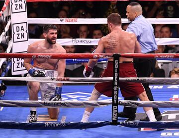 El triunfo del Canelo Álvarez sobre Rocky Fielding en imágenes