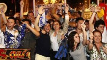 Varios madridistas celebran la eliminación del Barça en La Cibeles