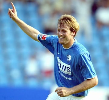 Christiansen celebra un gol con el Bochum. Fue Pichichi de la Bundesliga.