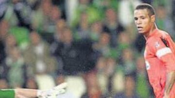 <b>SIN ACIERTO. </b>Ni Betis, ni Sevilla acertaron a marcar en el derby, algo que ya sucedió en el de Copa. En la imagen, Luis Fabiano y Doblas.