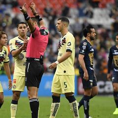 Córdova recibe su primera expulsión frente a Pumas
