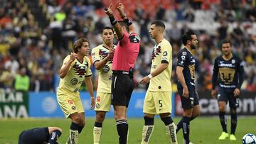 Córdova recibe su primera expulsión frente a Pumas