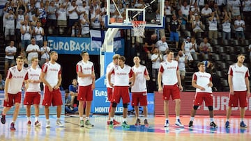 Russia&#039;s players stand in a line before the group A qualification basketball match between Finland and Russia at the EuroBasket 2015 in Montpellier on September 7, 2015. AFP PHOTO / PASCAL GUYOT