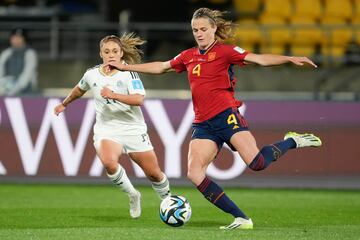 Irene Paredes de España, golpea la pelota ante la mirada de  Priscilla Chinchilla de Costa Rica.