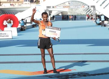 Leul Gebreselassie consiguió un tiempo de 2.04:30 y se proclamó vencedor de la maratón de Valencia. 