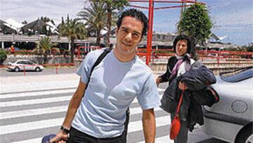 <b>PARTIÓ EL FAVORITO.</B> Aitor González salió ayer desde Alicante rumbo a Lecce (Italia) con una maleta cargada de ilusiones. Todos los pronósticos señalan al español como uno de los cuatro grandes favoritos para ganar el Giro.