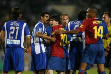 Partido de Liga entre el Espanyol y el Barcelona el 27 de septiembre de 2008. Messi discute con varios jugadores del Espanyol. 
