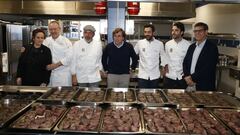 El alcalde de Madrid, José Luis Martínez-Almeida junto al director de PROVACUNO, Javier López, y los chefs que han cocinado para
los más necesitados durante el acto solidario en la Fundación José María de Llanos.