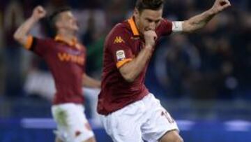 Totti celebra su gol, que significó el empate a uno.