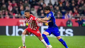 GIRONA, 14/02/2025.- El centrocampista venezolano del Girona, Yangel Herrera (i), se lleva el balón ante el centrocampista uruguayo del Getafe, Mauro Arambarri, durante el encuentro correspondiente a la jornada 24 de Laliga EA Sports que disputan hoy viernes Girona y Getafe en el estadio de Montilivi, en Girona. EFE / David Borrat.