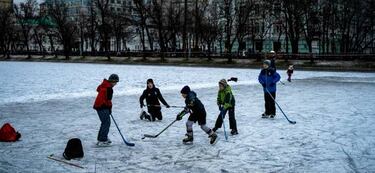 El hockey hielo, deporte en los estanques de Moscú