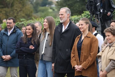 Los Reyes, la princesa Leonor y la Infanta Sofía durante el acto de entrega del Premio al 'Pueblo Ejemplar' de Asturias 2025 a Valdesoto.