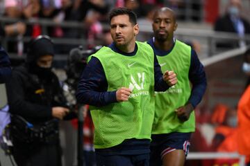 Messi calienta en los minutos previos a saltar al terreno de juego.