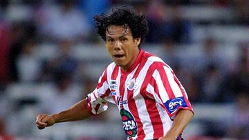 MEXSPORT/DIGITAL IMAGE: 15 April 2002: Action photo of  Joel Sanchez of Guadalajara, during the game against Veracruz of the week 17 of the summer tournament of mexican soccer. Guadalajara lost 1-2. Foto de accion de Joel Sanchez de Guadalajara, durante el juego contra Veracruz de la jornada 17 del torneo de verano del futbol mexicano. Guadalajara perdio 1-2. MEXSPORT/VICTOR STRAFFON