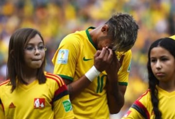 Neymar muy emocionado durante el himno de Brasil.