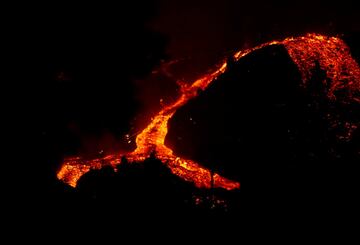 La erupción volcánica ayer (domingo 19 de septiembre) en los alrededores de Las Manchas, en El Paso (La Palma), después de que el complejo de la Cumbre Vieja acumulara miles de terremotos en la última semana, conforme el magma iba presionando el subsuelo en su ascenso. Las autoridades habían comenzado horas antes evacuar a las personas con problemas de movilidad en cuatro municipios.