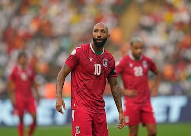 Emilio Nsue López (Palma, 30 de septiembre de 1989) de padre ecuatoguineano, se formó en la cantera del Real Mallorca y destacó en su cesión a la Real Sociedad en la 2009/10 ayudando al conjunto vasco a conseguir el ascenso a primera división. Tras asentarse en la élite con el Mallorca, también jugó en Inglaterra, Chipre y Bosnia antes de volver a España donde juega desde 2022 en el Intercity. Jugó en las categorías inferiores de España, pero desde 2013 es jugador de la Nzalang Nacional.