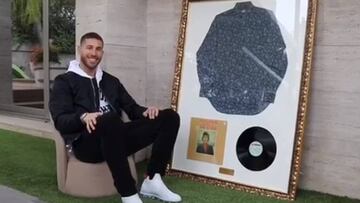 Sergio Ramos con el regalo que le ha hecho Pilar Rubio por su 32&ordm; cumplea&ntilde;os: un marco con recuerdos &uacute;nicos de Camar&oacute;n de la Isla