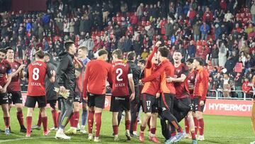 Los jugadores del Mirandés celebran la victoria del pasado viernes con sus aficionados en Anduva.