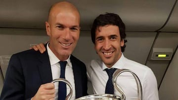 Zinedine Zidane y Ra&uacute;l posan con la Champions en el avi&oacute;n de regreso en 2018.