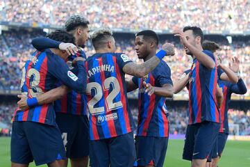 Los jugadores del FC Barcelona celebran el 1-0 de Raphinha al Valencia CF. 