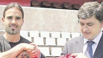 <b>TRATO HECHO. </b>Josep Maria Andreu y Mingo se dan la mano, ayer, en el Nou Estadi de Tarragona.