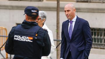 MADRID, 17/05/2024.- El expresidente de la Federación Española de Fútbol Luis Rubiales comparece en la Audiencia Nacional para que se l notifique formalmente la resolución que le envía a juicio por el beso no consentido a la jugadora Jenni Hermoso y las coacciones a las que habría sido sometida para justificarlo públicamente. EFE/ Rodrigo Jimenez
