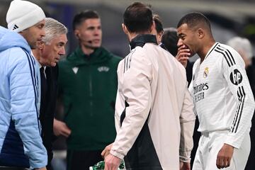 El momento en que Mbappé abandona el campo por preocupación de Ancelotti.