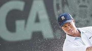 <b>CENTRO DE ATENCIÓN. </b>Tiger Woods juega en casa y es el centro de todas las miradas del Abierto de Estados Unidos. Ayer comprobó una vez más el estado del campo.