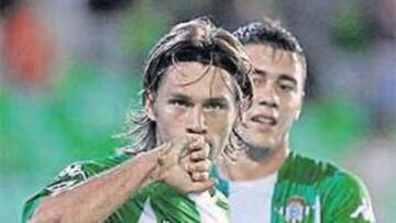 <b>JUGADA DECISIVA. </b>Sobis celebra el gol que anotó ayer ante el Recreativo.