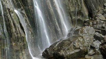 En la comarca del Asón, este camino discurre paralelo entre la carretera de Arredondo y la cascada de Cailaguna, de 70 metros, nacimiento del Asón. La ruta parte del Ayuntamiento de Arredondo, se cruza el río Bustablado y se prosigue por el camino viejo que lleva al pueblo de Socueva.
En la parte baja del pueblo se continúa por la izquierda por un sendero que cruza la carretera y atraviesa el río. El trayecto recorre la margen derecha del río hasta la carretera del Puente Nuevo. Se atraviesan prados y se divisan las típicas cabañas de ganado. Para hacer más interesante el camino se aconseja ir por un estrecho sendero, que nada más iniciarse gira a la derecha y adentra al visitante a una frondosa vegetación hasta llegar a Asón. Se cruza el pueblo y se asciende por la margen izquierda. Después de atravesar un par de cabañas se llega a una explanada repleta de impresionantes hayas y, tras un rato por la margen izquierda, se atraviesa el río para llegar a una zona de gran vegetación, especialmente de espinos y endrinos. A continuación se llega a un prado, desde el cual se divisa ya la sonora cascada de Cailagua.