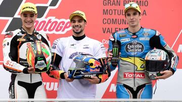Race winner Red Bull KTM Ajo's Portuguese rider Miguel Oliveira (C) celebrates on the podium with second placed Swiss Innovative Investors' Spanish rider Iker Lecuona (L) and third placed EG 0,0 Marc VDS' Spanish rider Alex Marquez after the Moto2 race of the Valencia Grand Prix at the Ricardo Tormo racetrack in Cheste, on November 18, 2018. (Photo by JAVIER SORIANO / AFP)