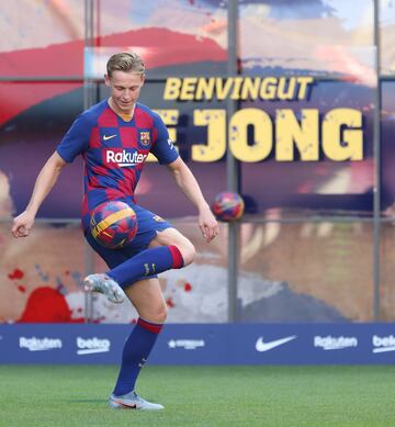 El jugador holandés Frenkie de Jong ha pisado por primera vez el Camp Nou con la camiseta del Fútbol Club Barcelona ante un gran número de barcelonistas.