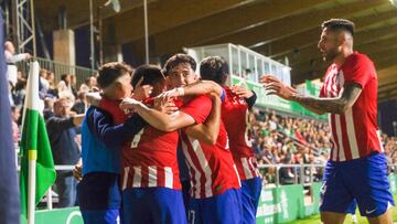 Los jugadores del Atlético B celebran un gol al Sanluqueño.